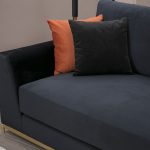 Divan 3-vendësh PWF-0511, stof me ngjyrë të zezë, këmbë ngjyrë ari, 320x102x84cm - Image 7